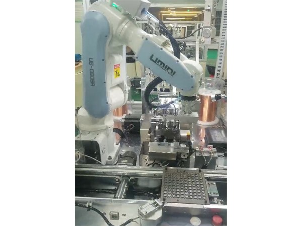 六轴机器人电感制造作业